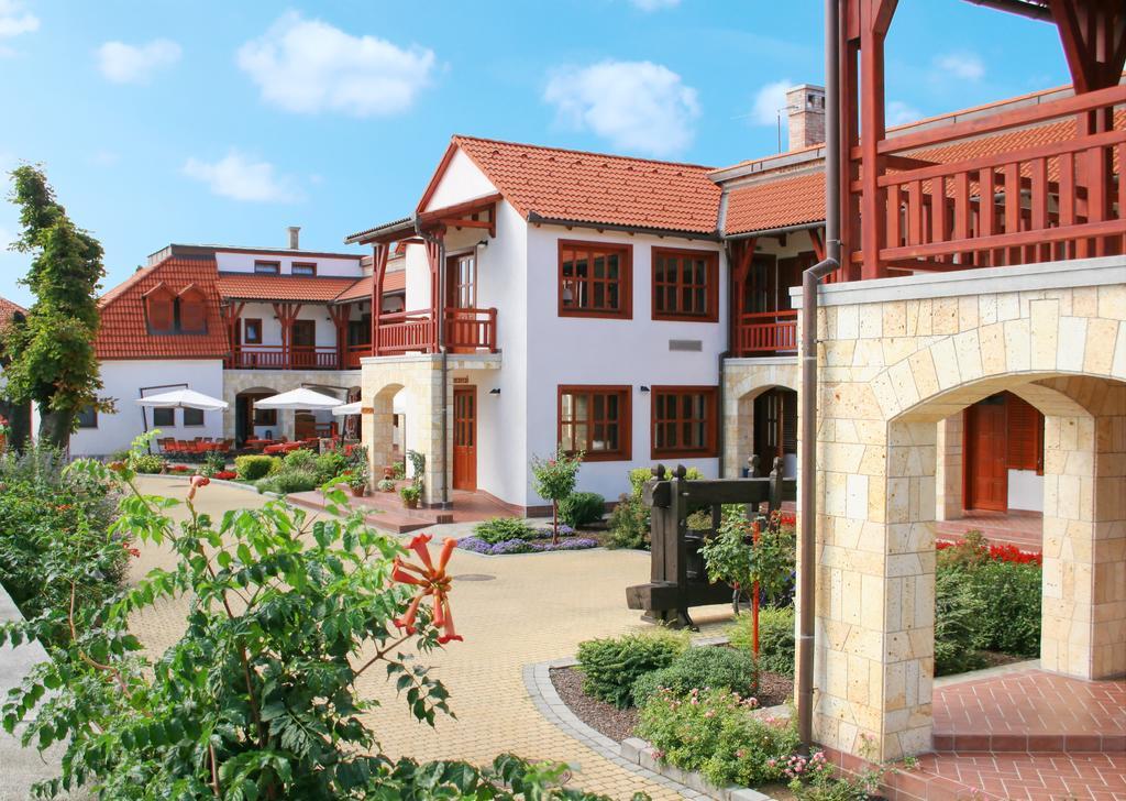 Magita Hotel Basko Exterior photo