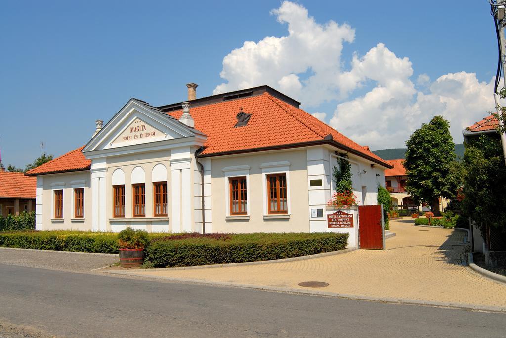 Magita Hotel Basko Exterior photo