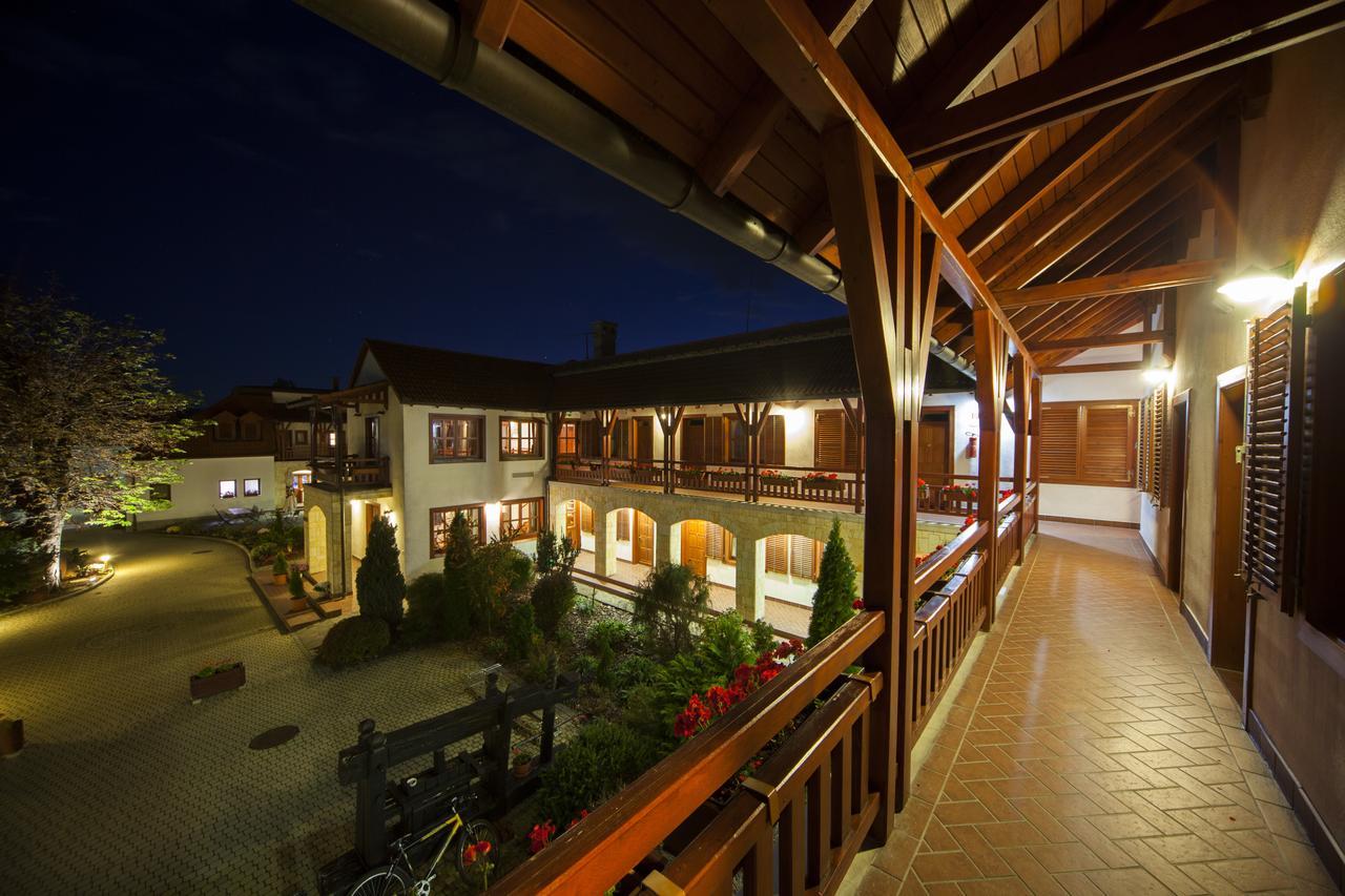 Magita Hotel Basko Exterior photo